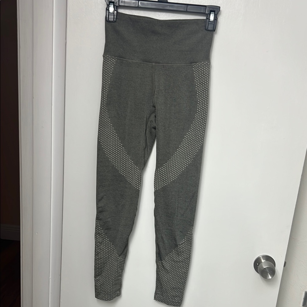 JoyLab Women's High-Rise Gray/Cream Patterned Seamless 7/8 Leggings, XS, EUC